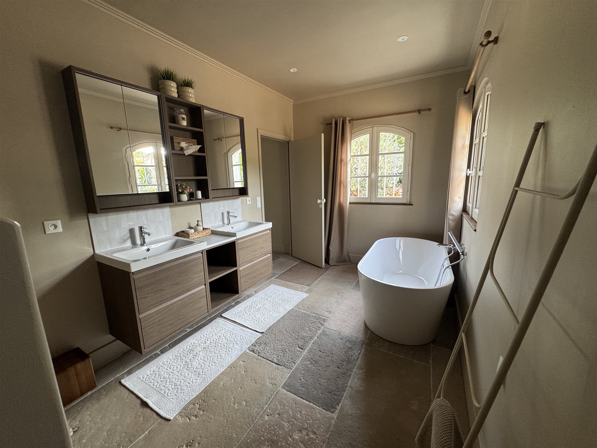 La baignoire de la salle de bain privée de Suite Amore